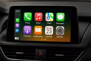 Apple CarPlay Interface im Auto mit verschiedenen Apps auf dem Display